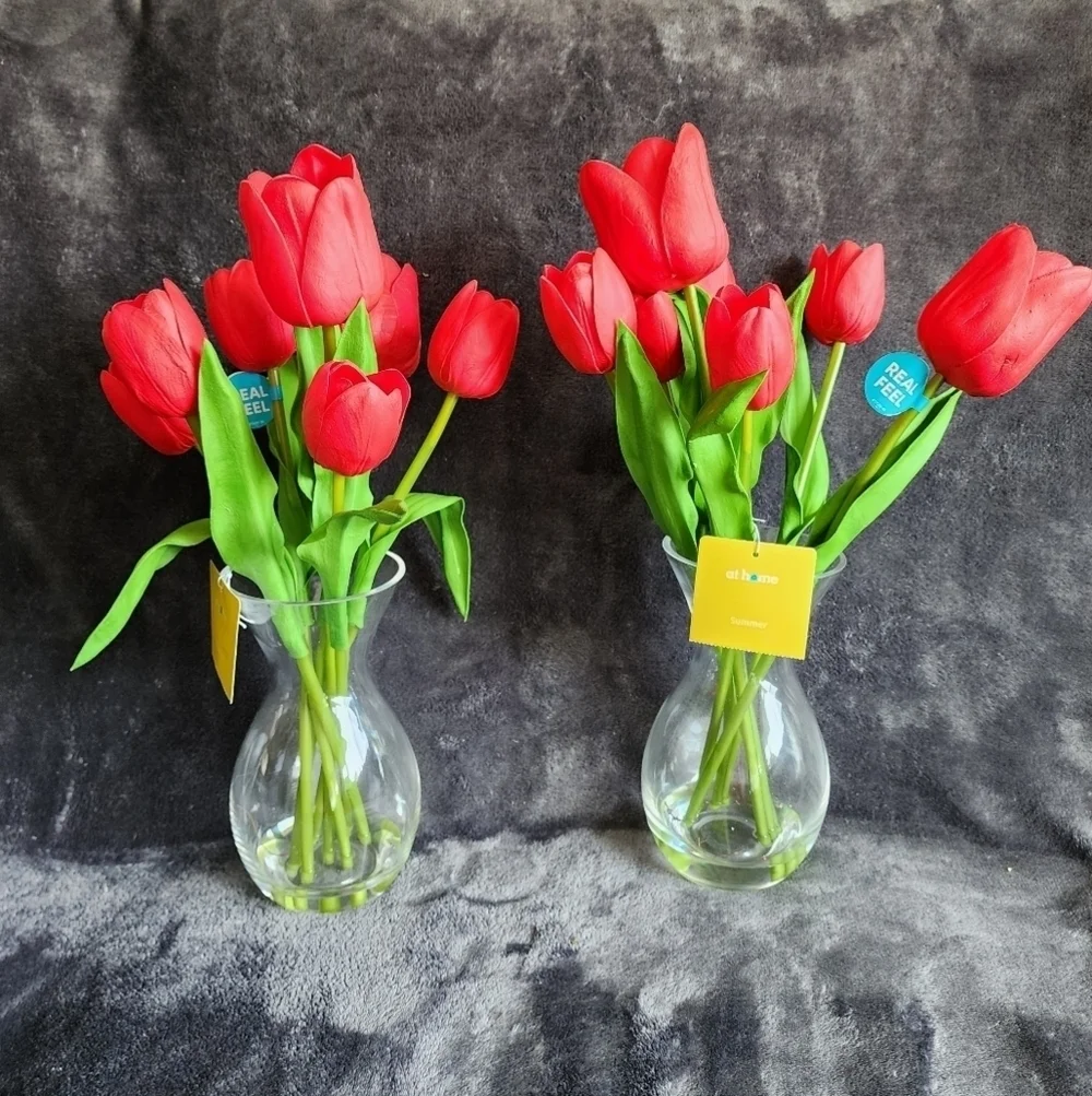 NWT spring summer Red Real Feel Tulip Arrangement in Glass Pot/ vase, home decor